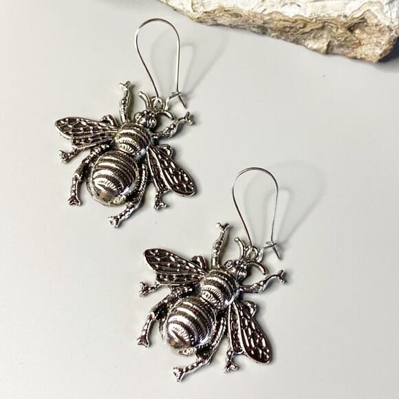 NEW Queens Night Out Bee Earrings - Picture 2 of 11